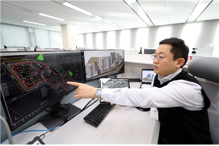 대우건설 직원이 4D 스마트모델링 프로그램을 시연하고 있다. <대우건설 제공>